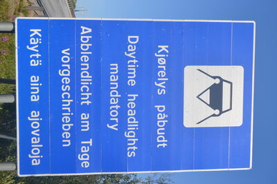 Norwegian road sign reading Kjørelys påbudt — Daytime headlights mandatory, at the Finland-Norway border