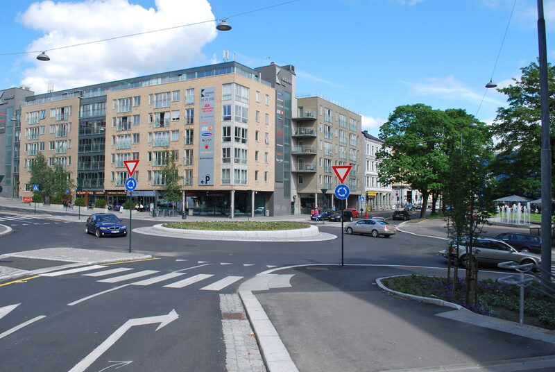 Alexander Kiellands plass roundabout in Oslo with Norwegian yield signs at each entry
